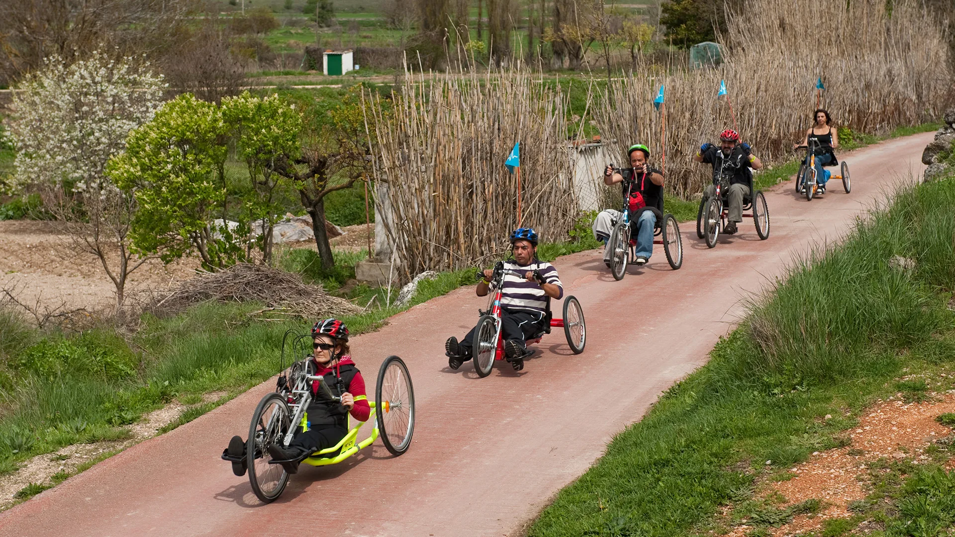 Fundación También y Fundación Flutter impulsan rutas ciclistas inclusivas en vías verdes y entornos accesibles de España